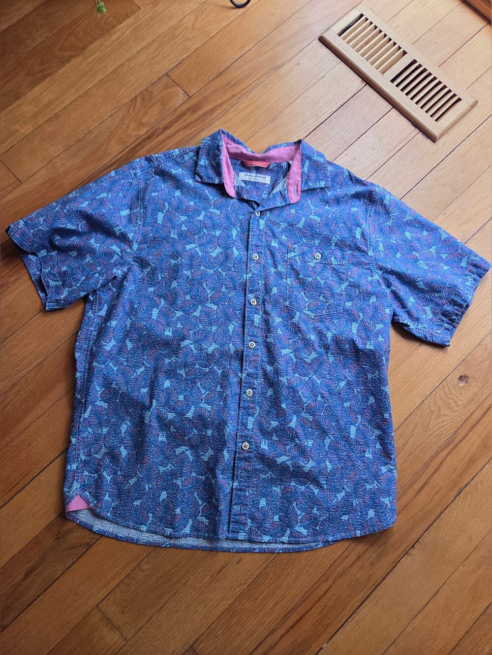 Tommy Bahama Nova Wave Short-Sleeve Button-Down‎ with Pink Trim Size Large